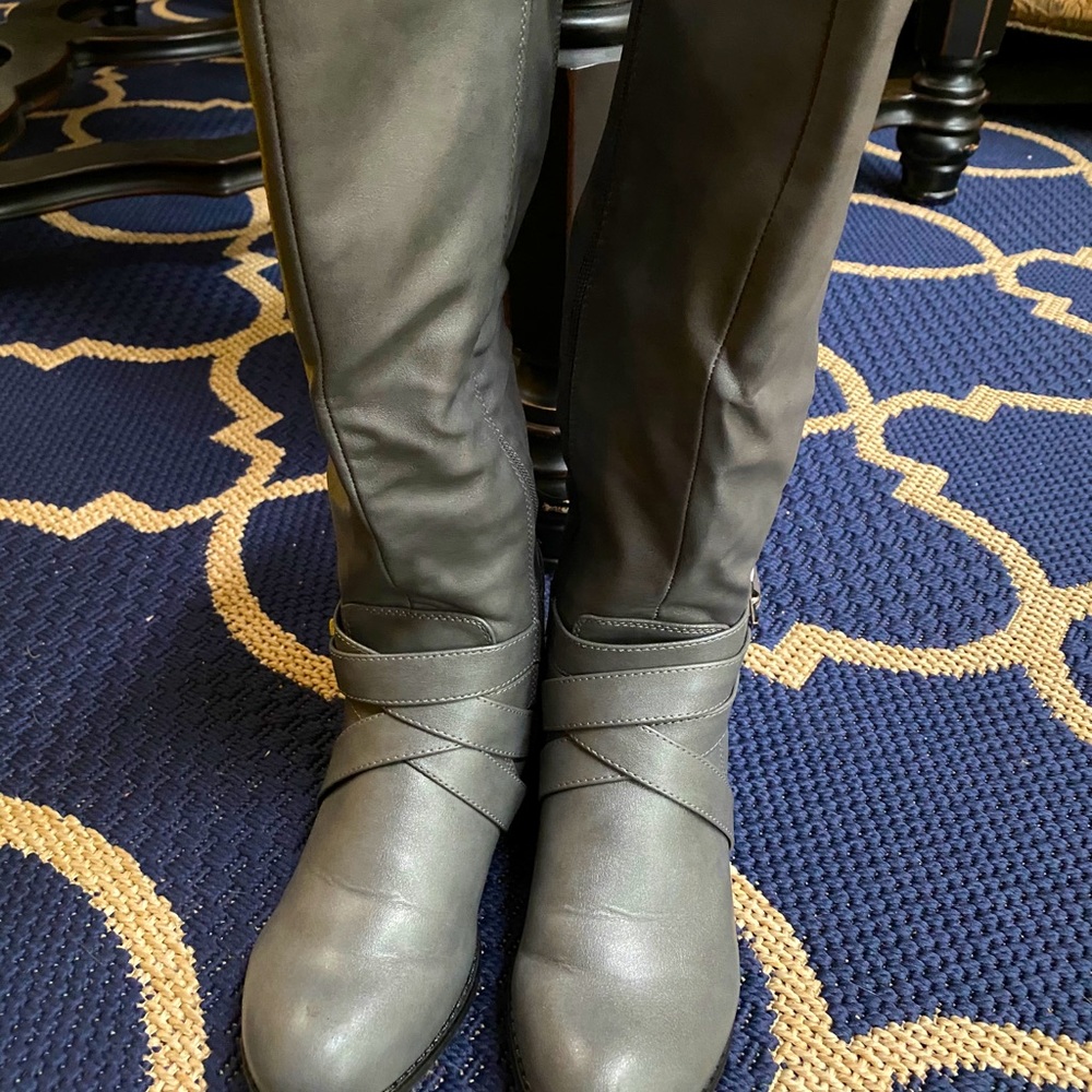NEW Boots; gray; knee height in size 6.5
